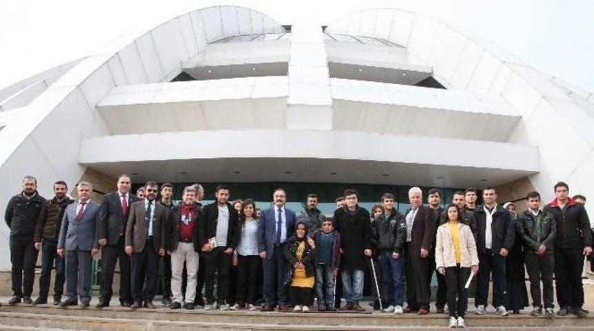 Rekt&ouml;r Prof. Dr. G&uuml;r Engelli &Ouml;ğrencilerle Bir Araya Geldi