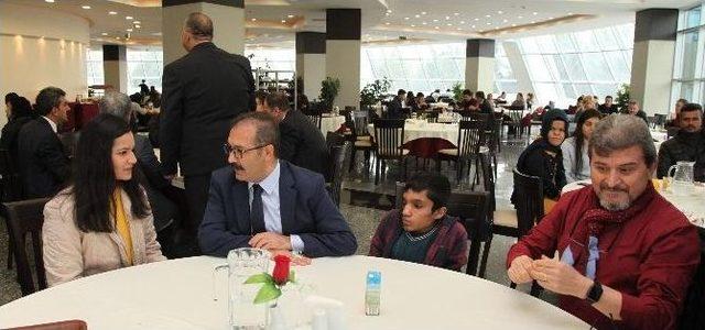 Rektör Prof. Dr. Gür Engelli Öğrencilerle Bir Araya Geldi 1