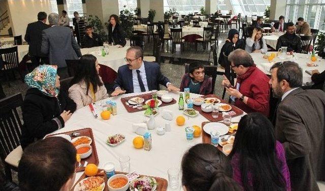 Rektör Prof. Dr. Gür Engelli Öğrencilerle Bir Araya Geldi 2