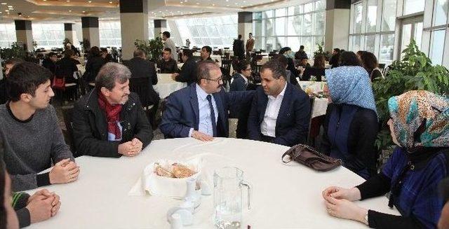 Rektör Prof. Dr. Gür Engelli Öğrencilerle Bir Araya Geldi 3