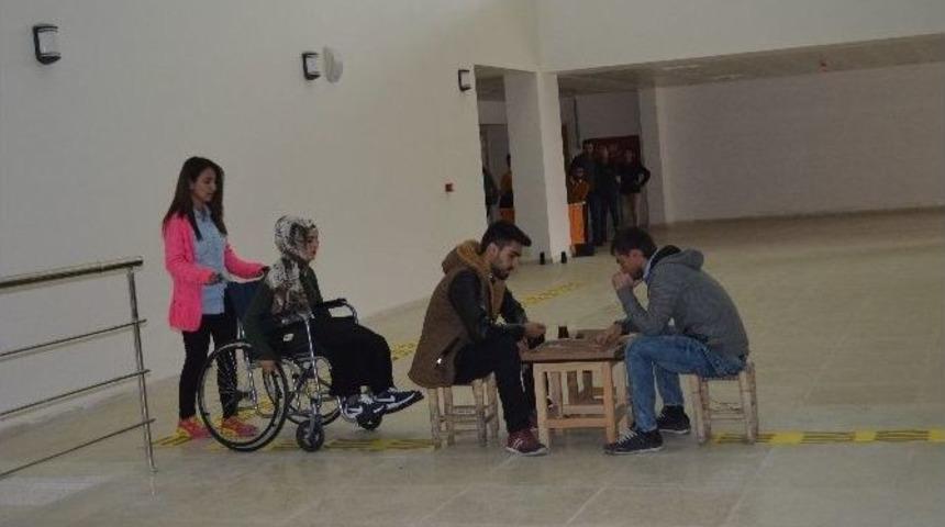 Engellilerin Sorunlarına Tiyatro Oyunuyla Dikkat Çektiler