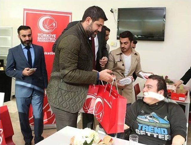 Hidayet Türkoğlu Ve Ömer Onan Engelli Sporcuları Ağırladı