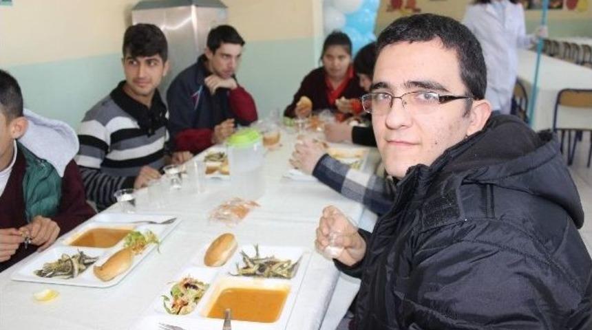 Engelli &Ccedil;ocuklar Hamsi Partisinde Buluştu