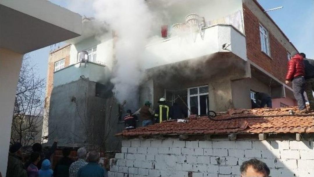Evde &Ccedil;ıkan Yangın Korkuttu
