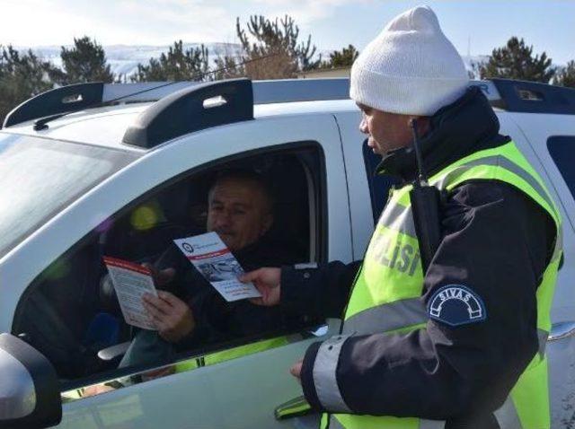 Polisten Sürücü Ve Yolculara Emniyet Kemeri Uyarısı