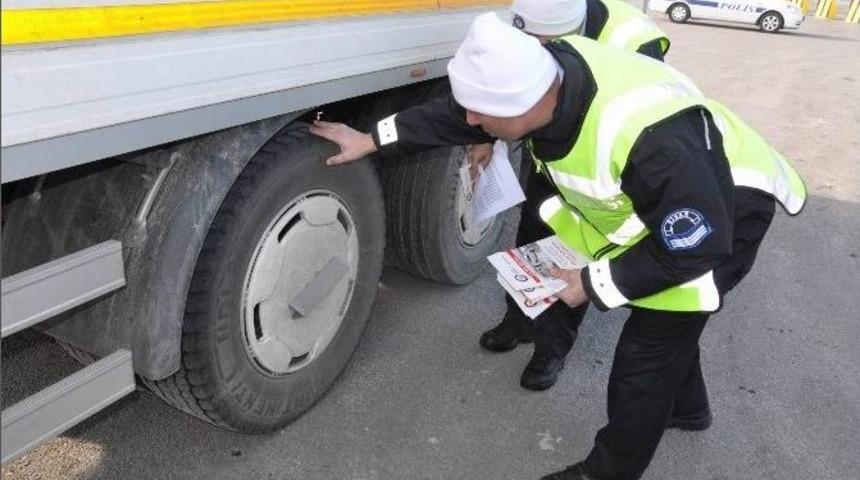 Sivas&rsquo;ta S&uuml;r&uuml;c&uuml;lere Kış Lastiği Uyarısı