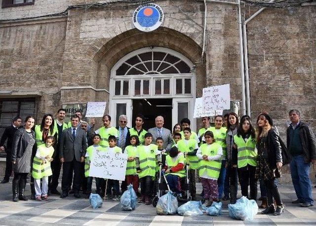 Engelliler, Atatürk Caddesi’nde Çöp Topladı