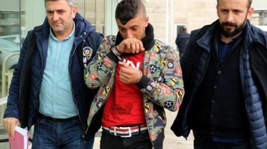 Kız Y&uuml;z&uuml;nden 1 Kişiyi Yaraladı