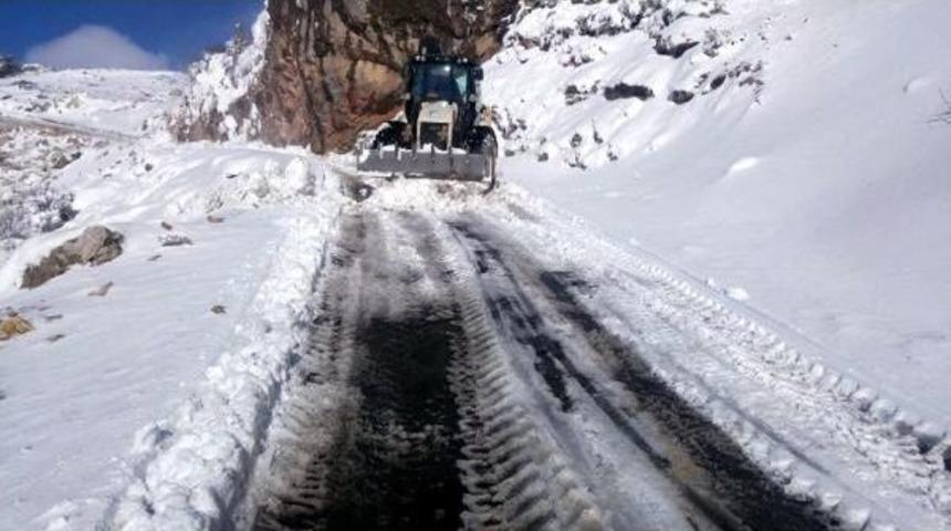 Karda Mahsur Kalan 2 &Ccedil;oban Ve 400 Koyun Kurtarıldı