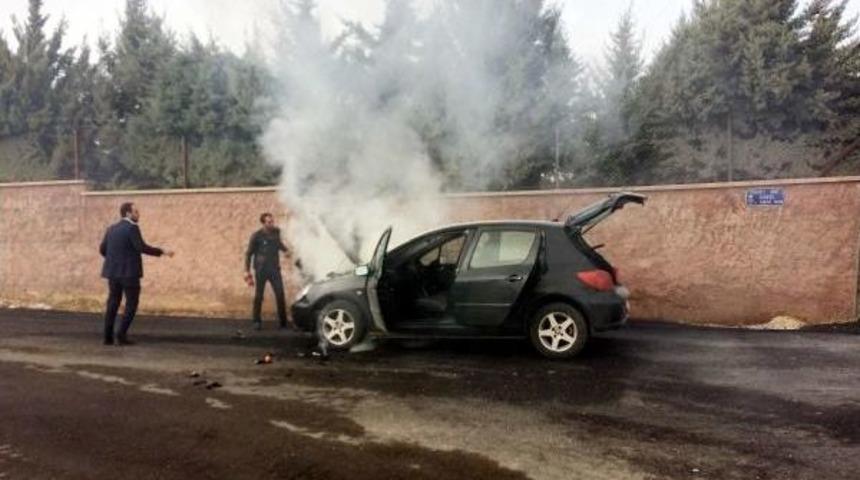 Gaziantep'te Harekat Halindeki Otomobilde Yangın