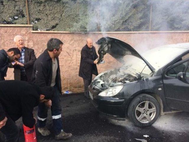 Gaziantep'te Harekat Halindeki Otomobilde Yangın