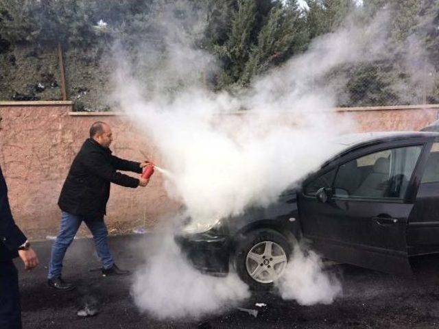 Gaziantep'te Harekat Halindeki Otomobilde Yangın