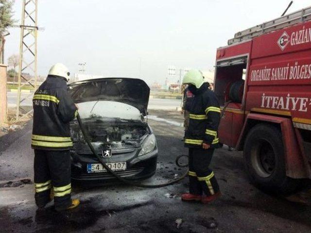 Gaziantep'te Harekat Halindeki Otomobilde Yangın