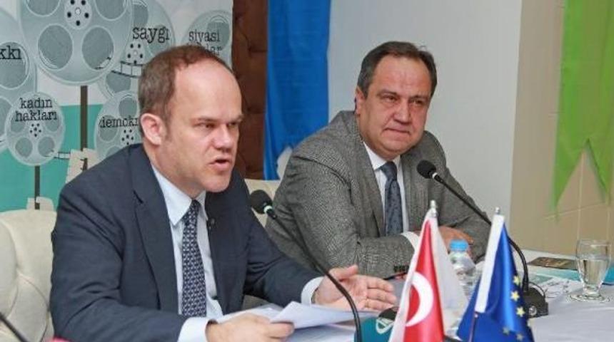 Ab B&uuml;y&uuml;kel&ccedil;ilik M&uuml;steşarı Poupeau: 2016 Insan Hakları Ihlallerinin &Ccedil;ok Yaygınlaştığı Bir Yıl Oldu