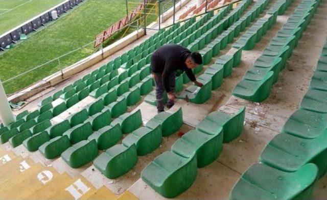 Atiker Konyaspor Taraftarı Koltukları Kırdı, Lavabolara Zarar Verdi