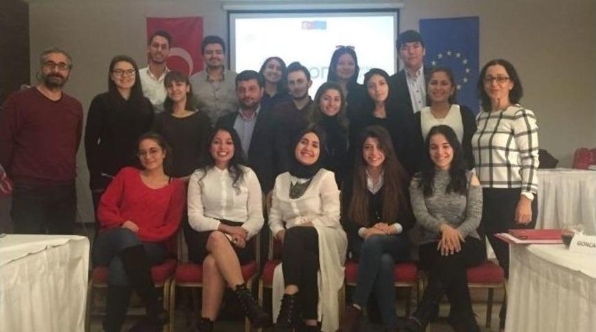 Nk&uuml; &Ouml;ğrencilerine Akran Danışmanlığı Eğitimi