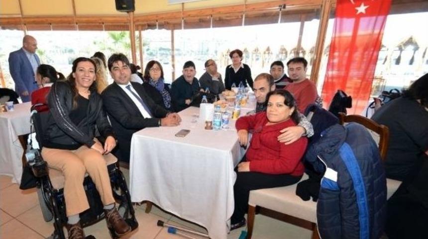 Fo&ccedil;a&rsquo;da Engelliler Yemekte Buluştu