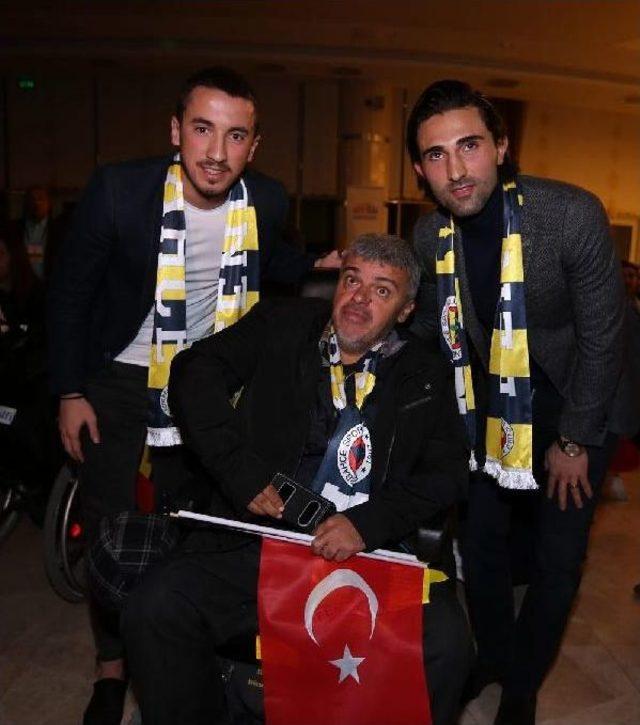 Fenerbahçeli Futbolcular Engellilerle Bir Araya Geldi