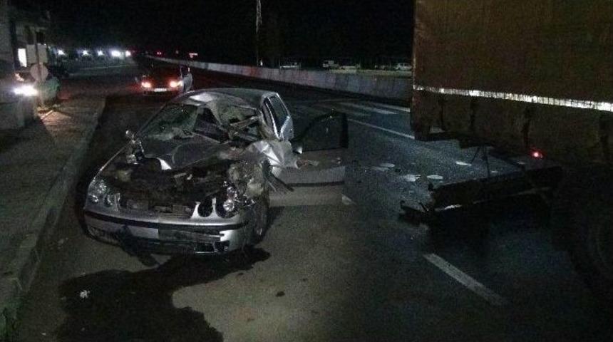 Otomobil Tır&rsquo;a &Ccedil;arptı: 1 Yaralı