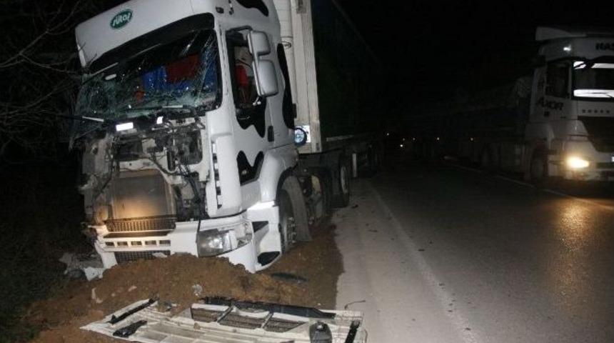 Elektrik Direğini Deviren Tır Bir İl&ccedil;eyi Karanlıkta Bıraktı