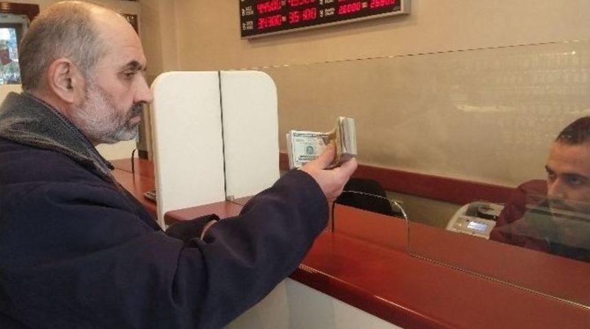 (&ouml;zel Haber) Oğlunun D&uuml;ğ&uuml;n Parasını Tl&rsquo;ye &Ccedil;evirdi