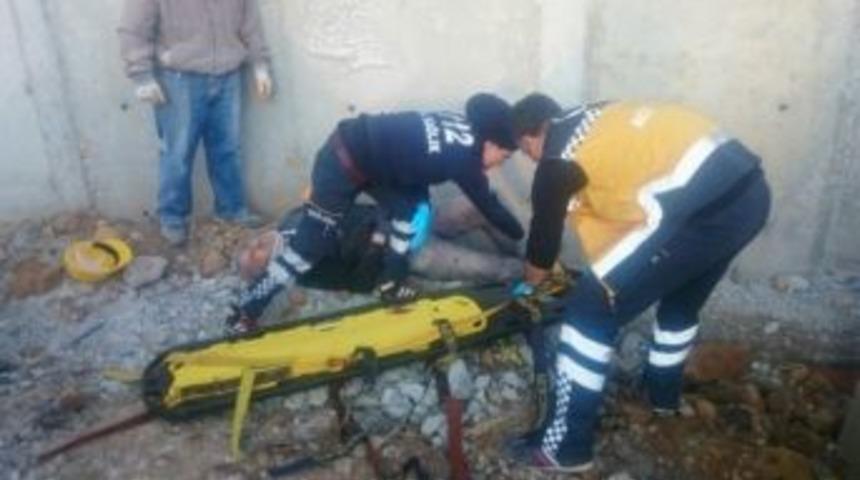 İnşaat İş&ccedil;isi 2 Metre Y&uuml;kseklikten Aşağı D&uuml;şerek Yaralandı
