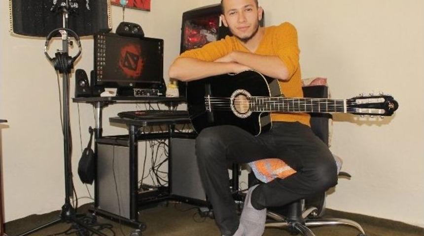 Garsonluk Yapıp, &Ccedil;im Sulayarak Hayalini Ger&ccedil;ekleştirdi