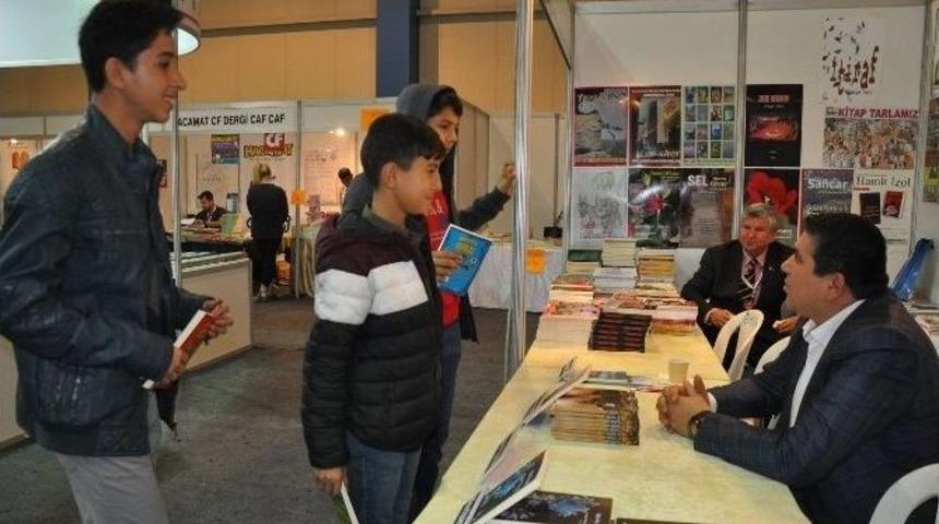 Yasin Abacı, İmza G&uuml;n&uuml;nde Kitaplarını İmzaladı