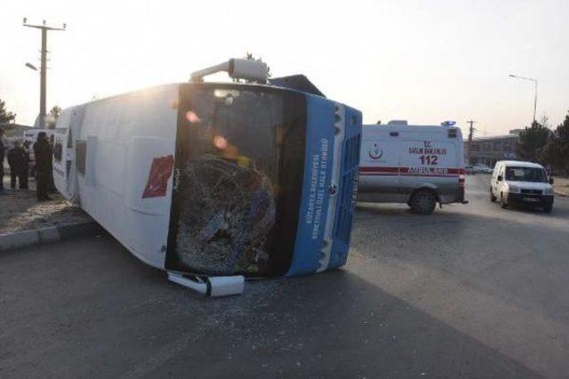 Kütahya'da Kamyonla Özel Halk Otobüsü Çarpıştı: 16 Yaralı