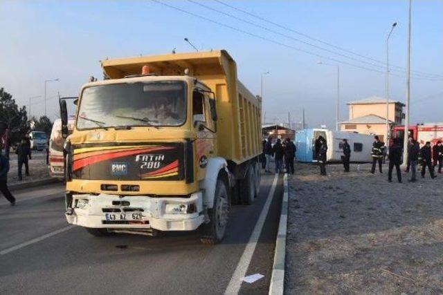 Kütahya'da Kamyonla Özel Halk Otobüsü Çarpıştı: 16 Yaralı