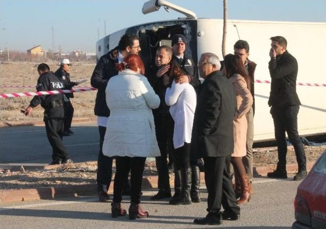 &Ouml;ğrenci Servisi Kamyonla &Ccedil;arpıştı: 1 &Ouml;l&uuml;, 14 Yaralı