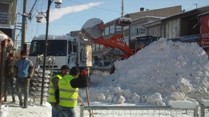 &Ouml;zalp İl&ccedil;esinde Kar Yağışı
