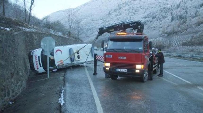 Buzlanan Yolda Kayan Ambulans Yan Yattı