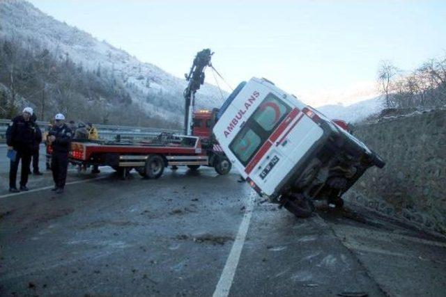 Buzlanan Yolda Kayan Ambulans Yan Yattı