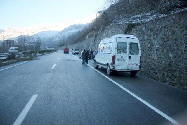 Buzlanan Yolda Kayan Ambulans Yan Yattı