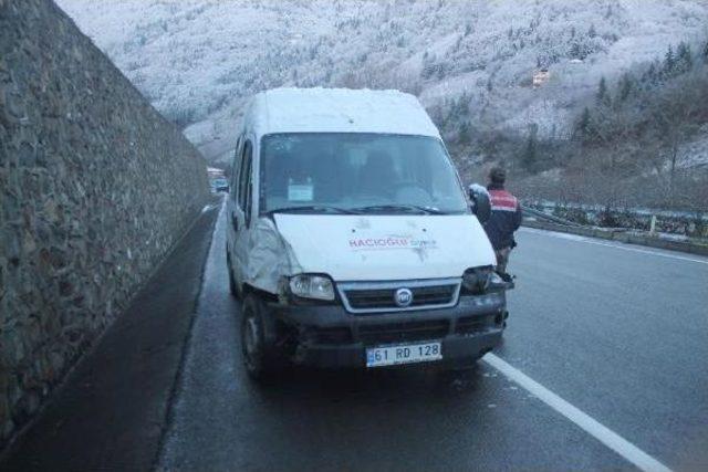 Buzlanan Yolda Kayan Ambulans Yan Yattı