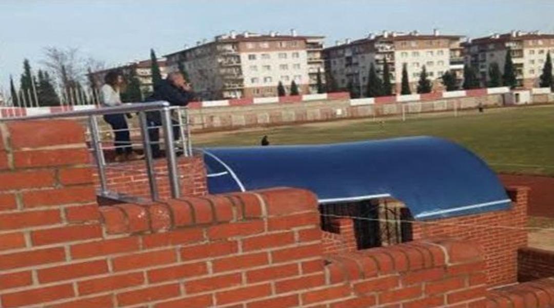 Bayanlar 3 Ligi Ma&ccedil;ı Oynanırken, Hocası Sahada Y&ouml;neticisi Trib&uuml;nde Sigara T&uuml;tt&uuml;rd&uuml;