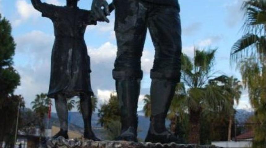 Başının Arkasına Noel Baba'yı &Ccedil;izdirdi