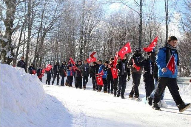 İzciler, Bin 300 Metrede Dev Türk Bayrağı Açtılar