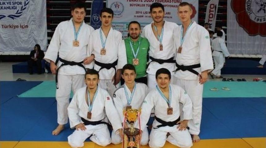 D&uuml;zce Judo Takımı T&uuml;rkiye &Uuml;&ccedil;&uuml;nc&uuml;s&uuml;