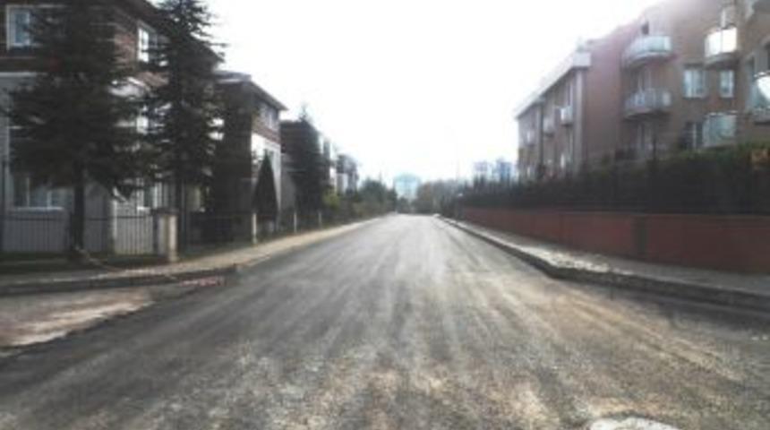 İzmit Belediyesi, Yeşilova Ve Yahya Kaptan’da Asfalt Çalışması Yaptı