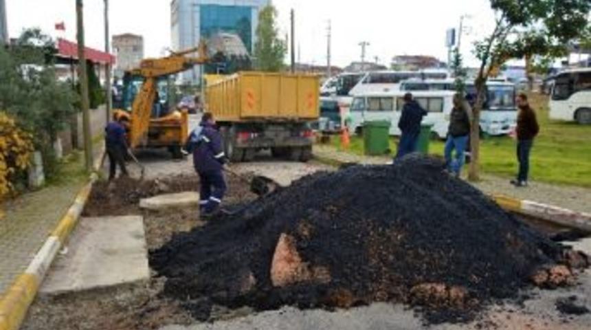 K&ouml;rfez Belediyesi, Bozulan Yollara Asfalt Yama &Ccedil;alışması Yapıyor