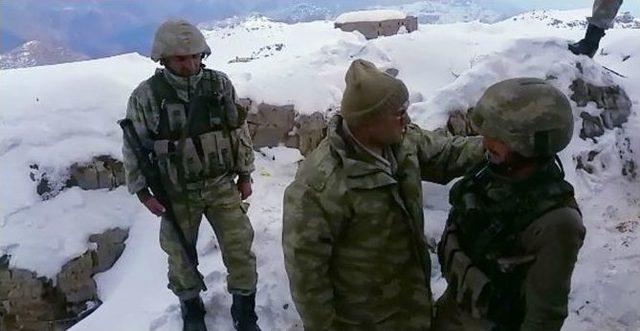 Hakkari İl Emniyet Müdürü Ve Komutanlardan Mehmetçiklere Moral Ziyareti