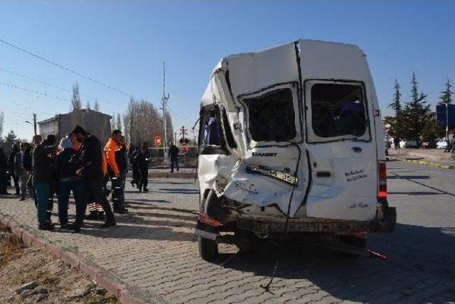 Niğde'de Tren, Minibüse Çarptı: 6'sı Çocuk 14 Yaralı