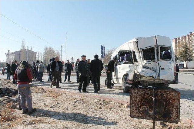 Tren Minibüse Çarptı: 6’sı Engelli Öğrenci 14 Yaralı