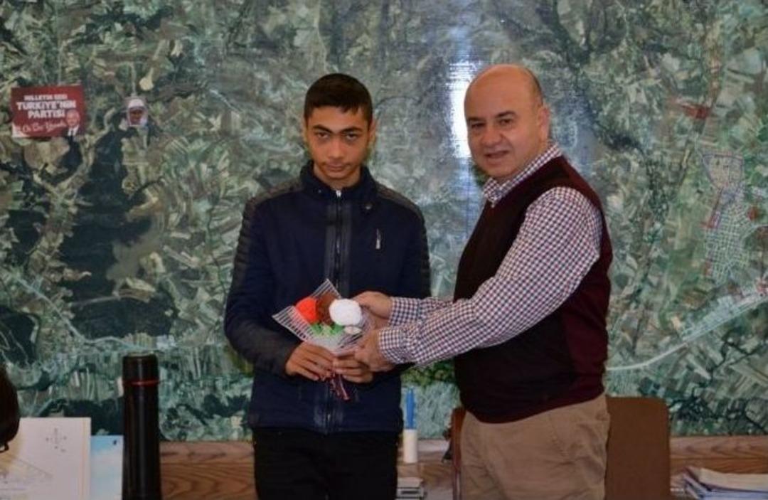 Başkan Saraoğlu&rsquo;na Anlamlı Hediye