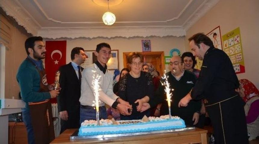 Engelsiz Yaşam Merkezinde Pastalı Kutlama