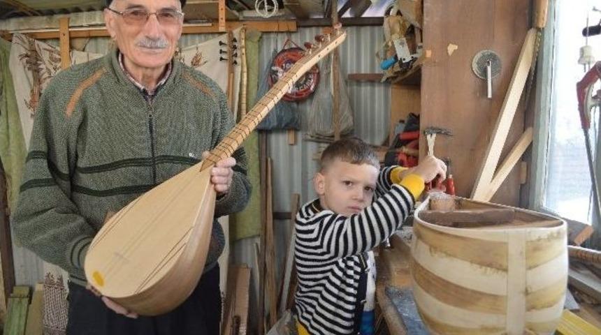 Dede-torun Hem Saz Yapıyor, Hem De &Ccedil;alıyor