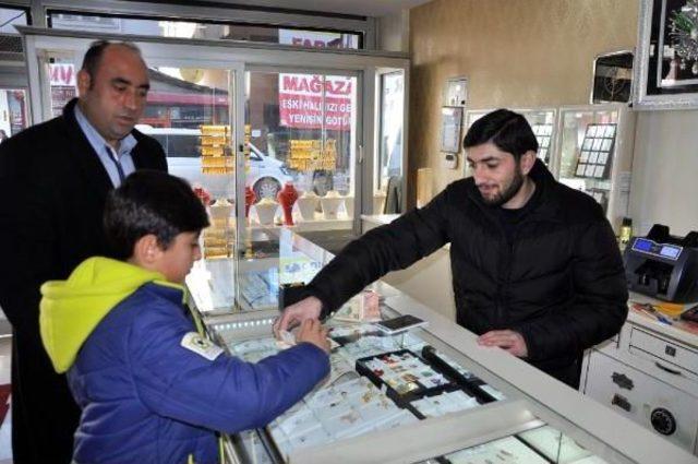 Döviz Aldığı Okul Harçlığını Tl'ye Çevirdi