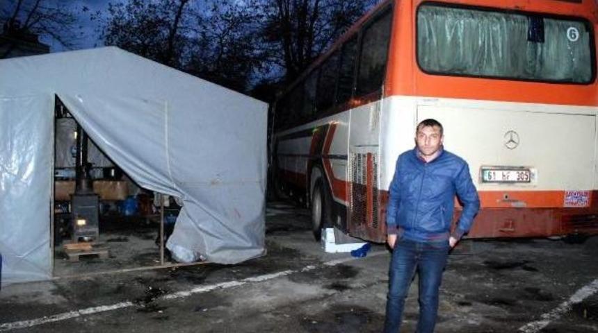 Balık&ccedil;ılar Otob&uuml;s&uuml; Yatakhaneye &Ccedil;evirdi